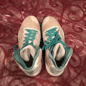 Gently used high top boys Nike Zoom tennis shoes